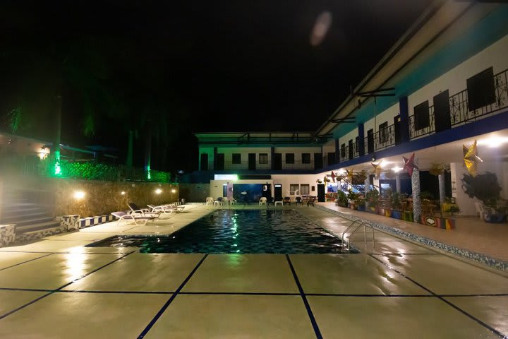 Área de la piscina en la noche