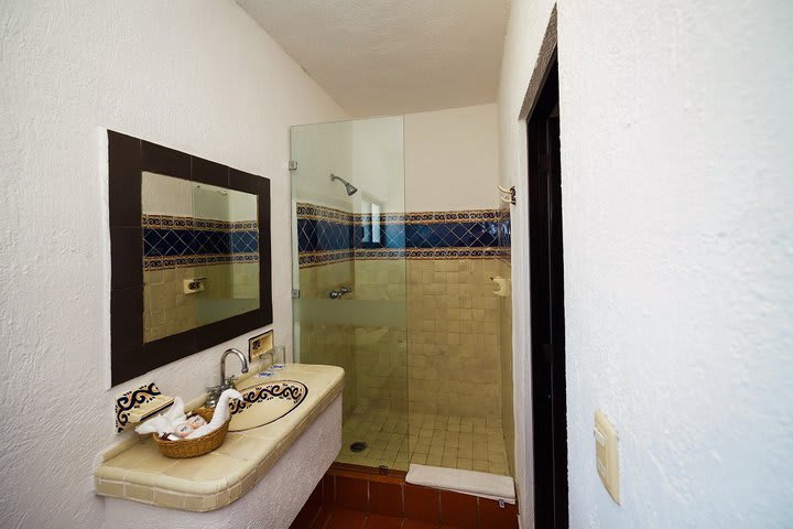 Private guest bathroom with shower