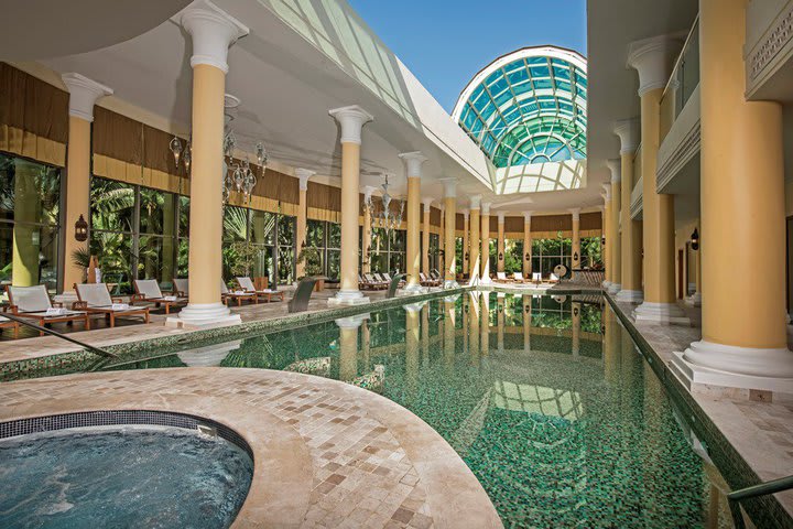 Vista de la piscina y jacuzzi del spa