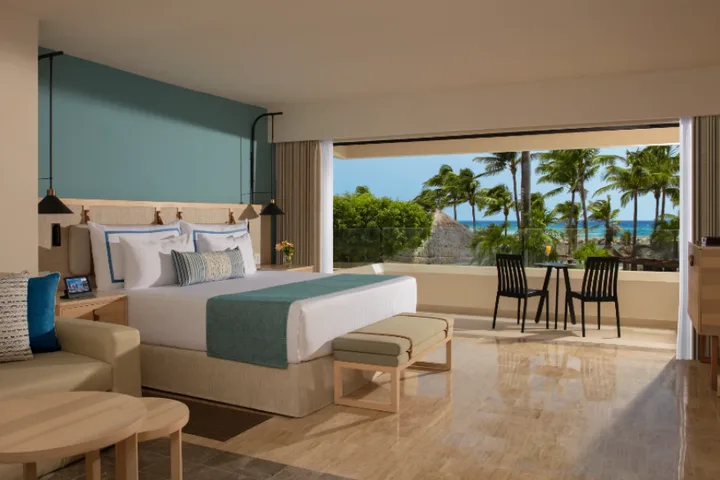 Img - Preferred Club suite familiar vista a la piscina