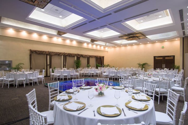 The resort offers wedding planning service