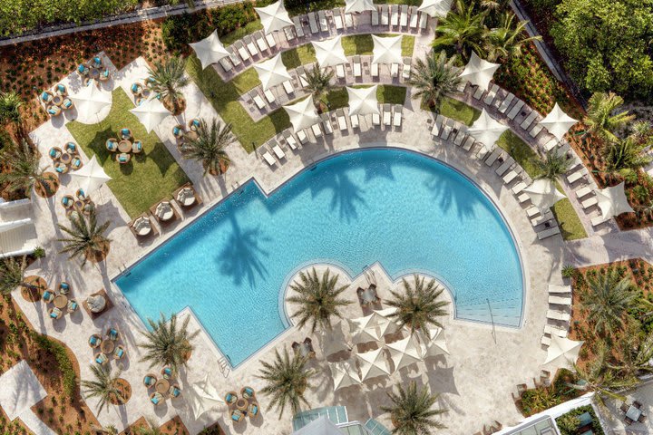 The Ritz-Carlton Bal Harbour, Miami tiene una alberca exterior climatizada