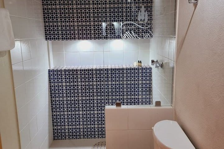 Baño privado con ducha de una habitación