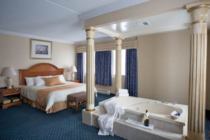 Suite con jacuzzi del hotel Monte Carlo Inn Toronto en Markham