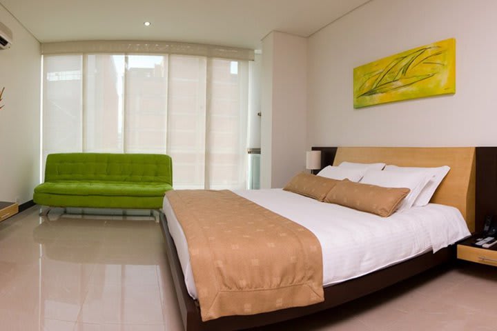 Guest rooms and suites at Hotel Lincoln Medellin have contemporary style