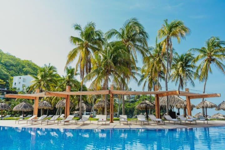 Camas de playa plegables en la piscina