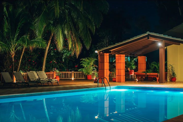 Vista nocturna de la piscina