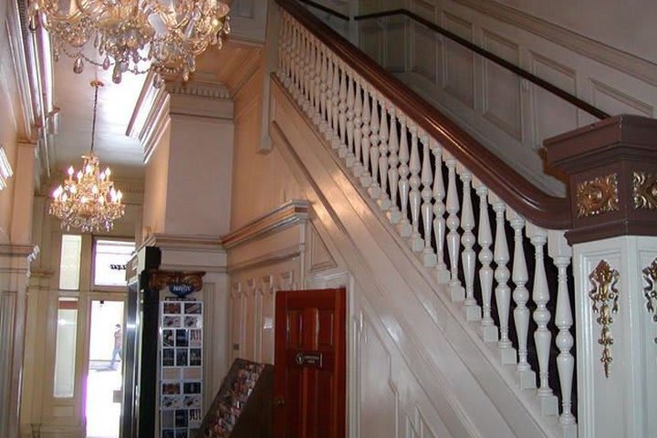 Lobby del hotel con candelabros italianos