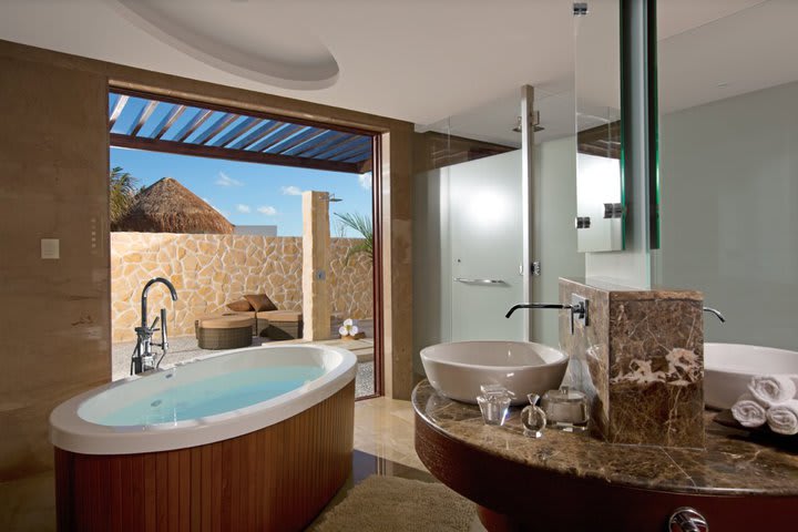 Outdoor bathroom in the presidential suite