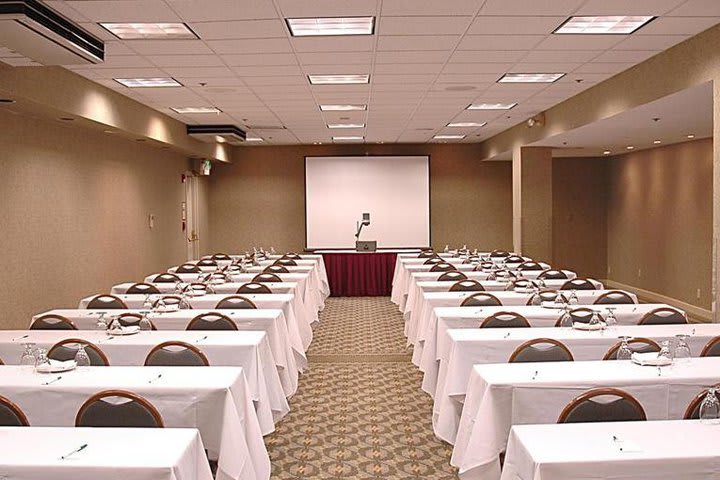 Salones de eventos con capacidad para 300 invitados en el hotel Holiday Inn San Francisco Airport