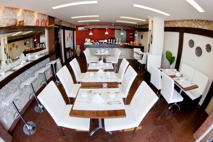 Table and chairs in the breakfast lounge at Hotel Sol da Barra 880