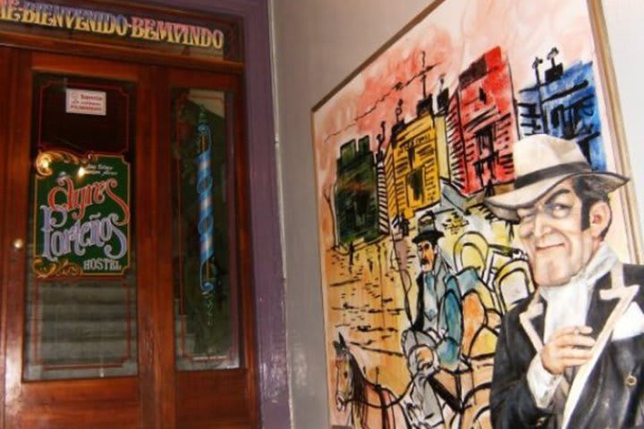 El hostal Ayres Porteños está decorado con imágenes de artistas locales