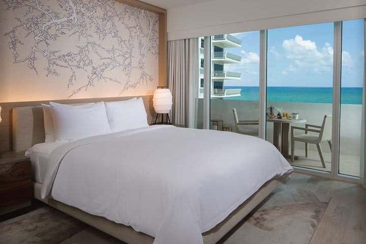 Deluxe king bed - ocean view