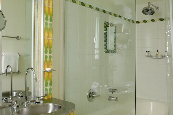 Baño de una suite en The Hotel of South Beach