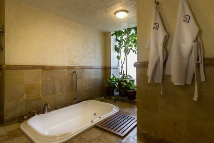 Tub in the Brugel guest room