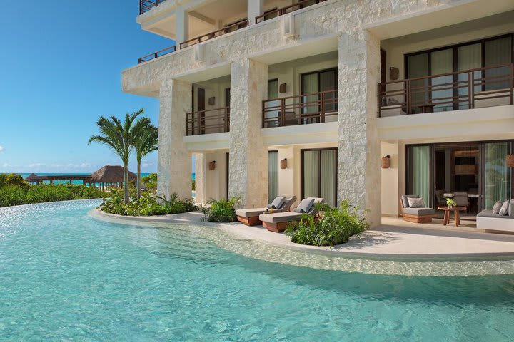 Direct access to the pool from the presidential suite swim out