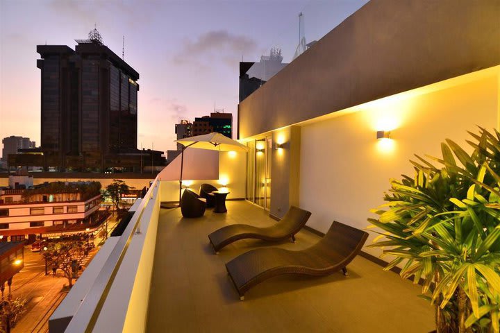 Las suites de Aku Hotels en Lima cuentan con un balcón o terraza