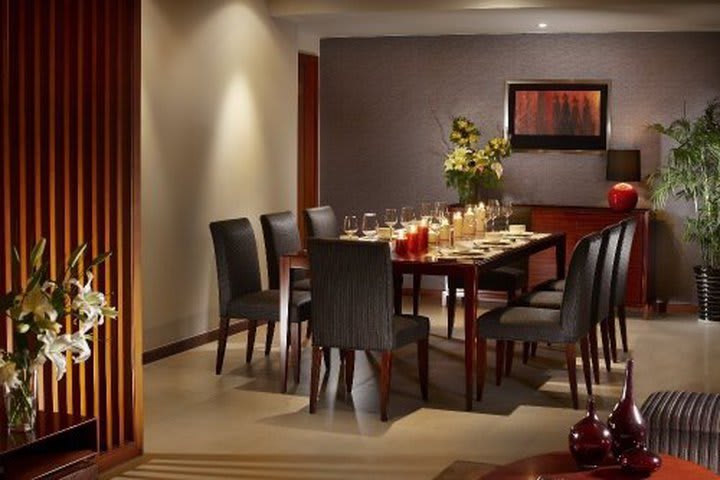 Mesa y sillas estilo comedor en una de las habitaciones del Oakwood Residence Shanghai