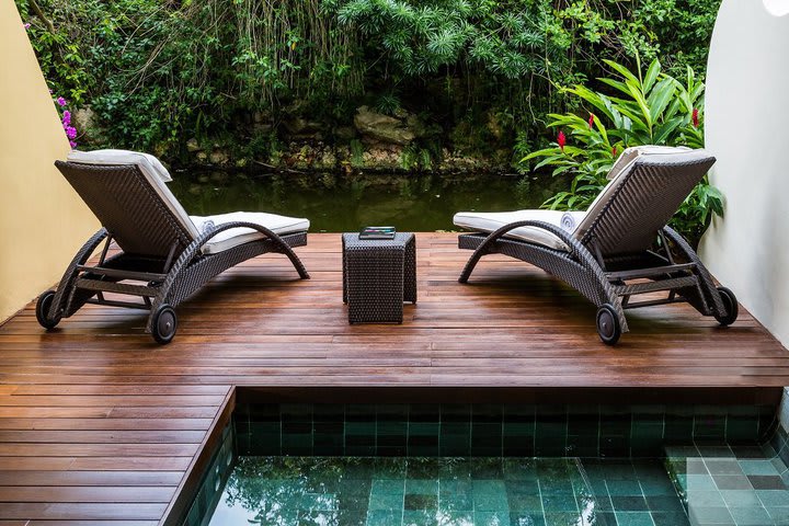 Terraza de una suite Zen Grand con vista a la naturaleza