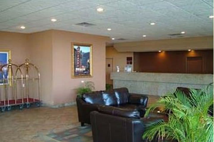 Lobby del hotel Ramada Lake Shore en Chicago