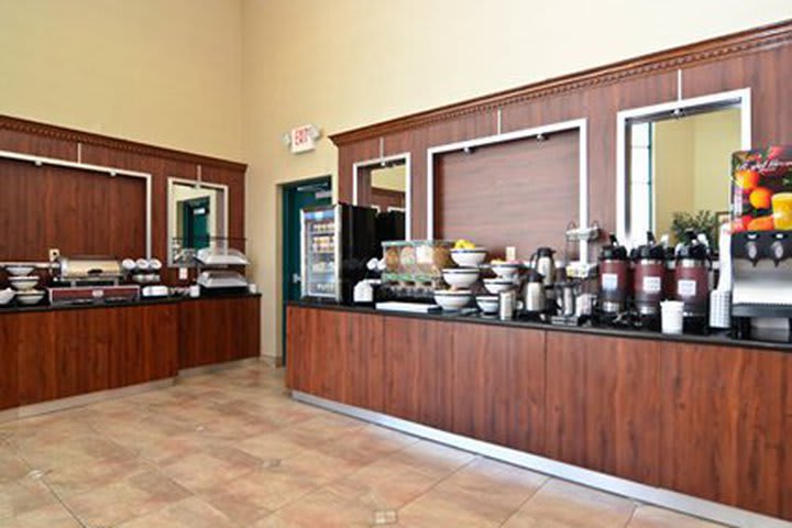 Enjoy the breakfast served at the Comfort Inn & Suites Near Universal Studios