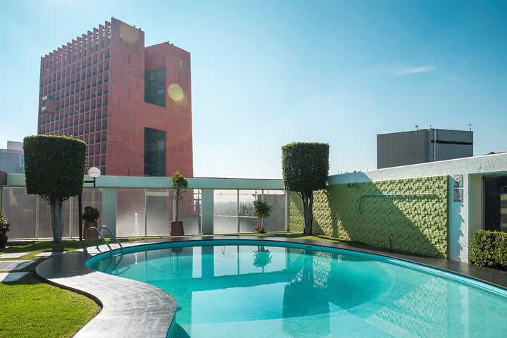 El edificio cuenta con una piscina con vista a la ciudad