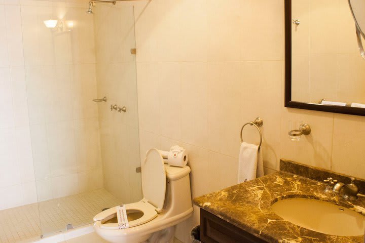 Baño de una habitación del Hotel Morales en Guadalajara