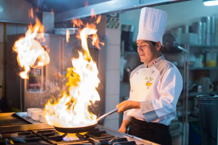 Flameando un plato en el restaurante