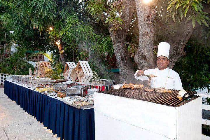 Comida bufet junto a la piscina