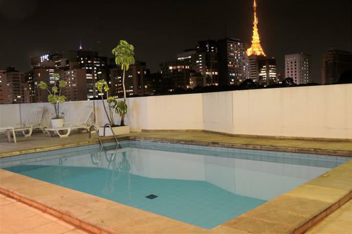 Night view of the pool at Hotel Four Plus Trianon Paulista