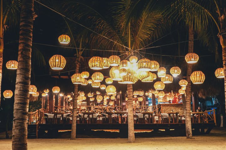 Vista de noche del restaurante