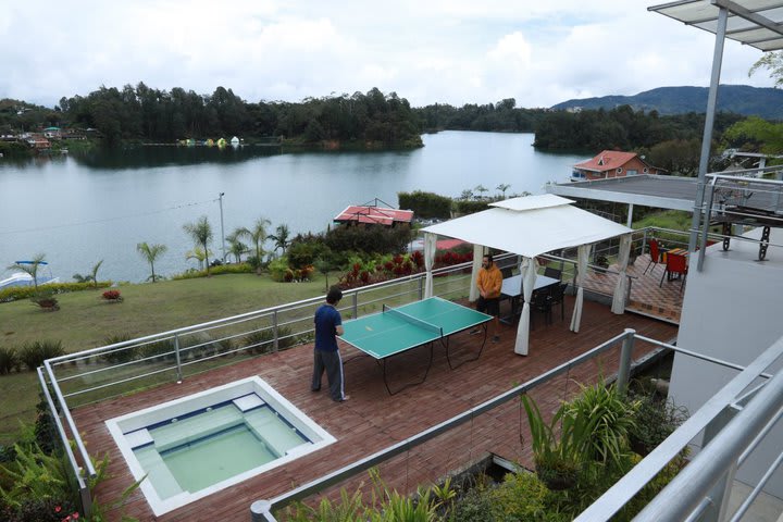 El hotel tiene vista al lago