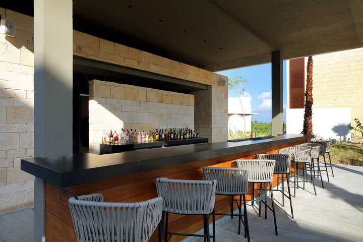 Bar junto a una de las piscinas