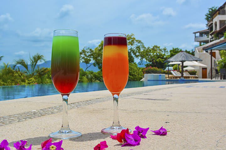 Bebidas en la piscina