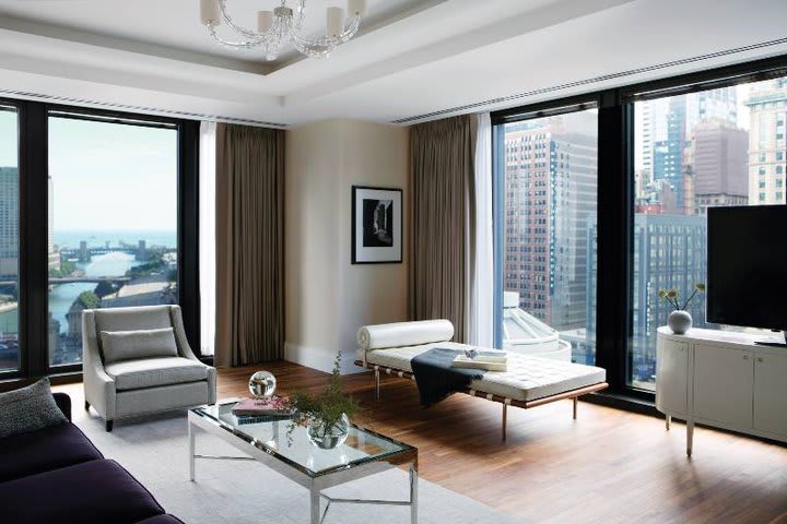 Sitting area with 55-inch TV in a suite at The Langham, Chicago hotel