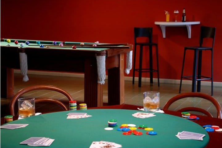 Facilities at the Everest Hotel in Porto Alegre include a game room