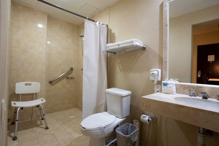 Baño privado de una habitación para discapacitados