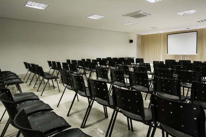 The Brisa Tower hotel in Brasilia has a meeting room for 120 guests