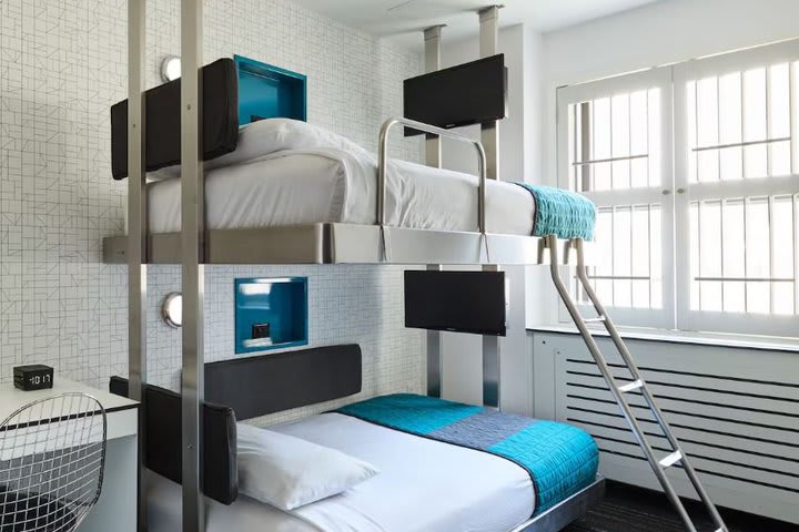 Standard Bunk Bed Room with Shared Bathroom