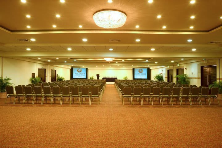 Sala de conferencias con capacidad para 500 invitados