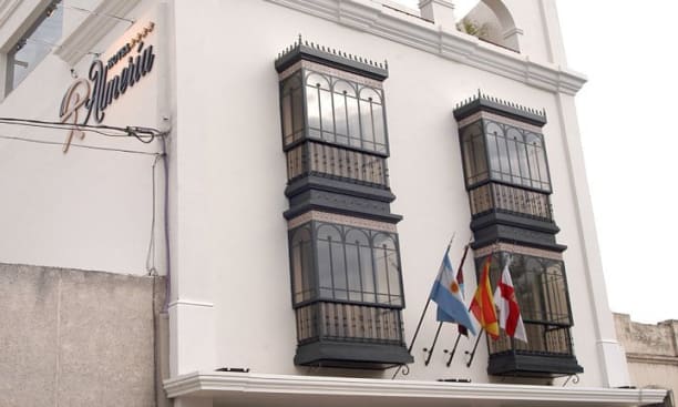 Fachada del Hotel Almería en Salta, Argentina