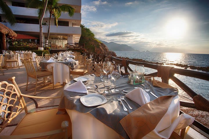 El restaurante ofrece servicio en la terraza