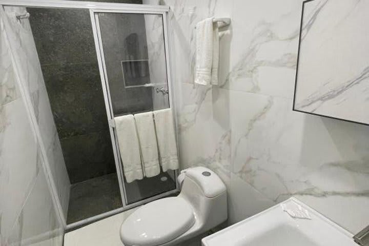 Baño de huéspedes