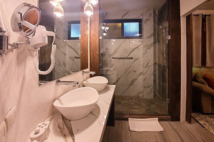 Baño con doble lavabo en una suite