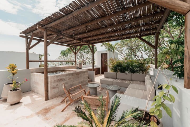 Terraza con jacuzzi en una villa Sundeck