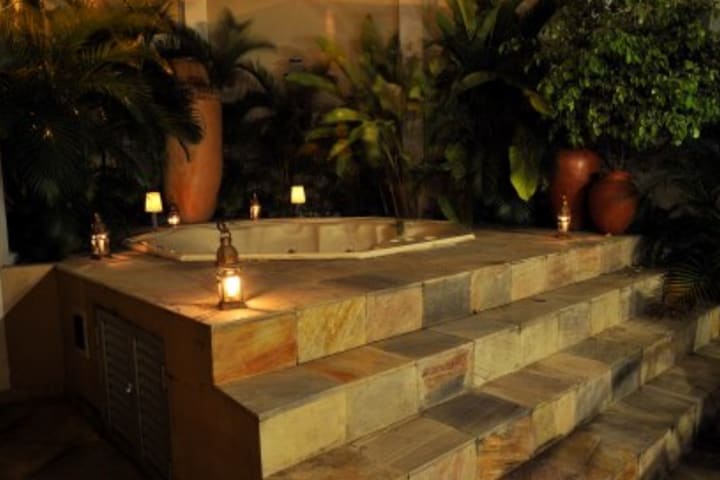 Jacuzzi en el hotel A Casa das Portas Velhas en Salvador, Brasil