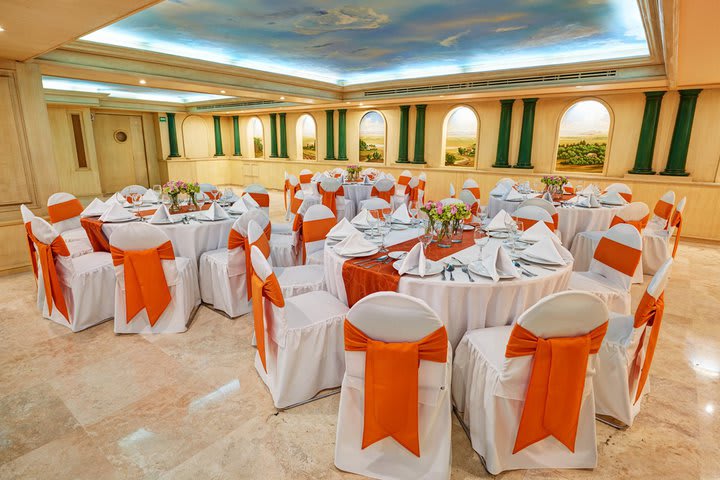 Salón Royal con montaje para banquete