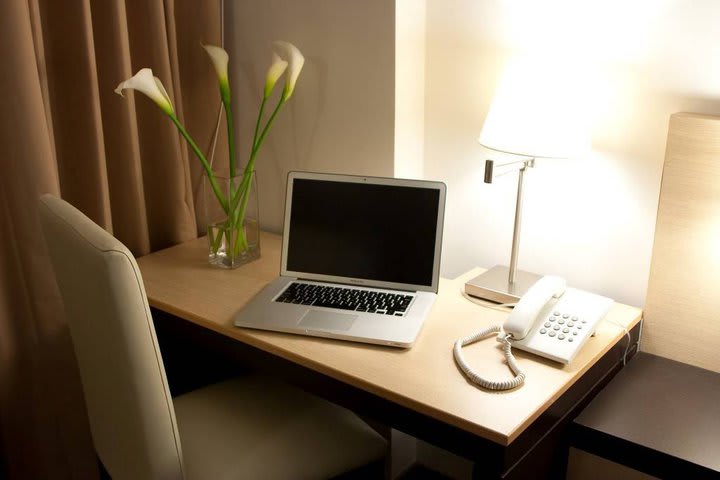 Mesa de trabajo en una habitación