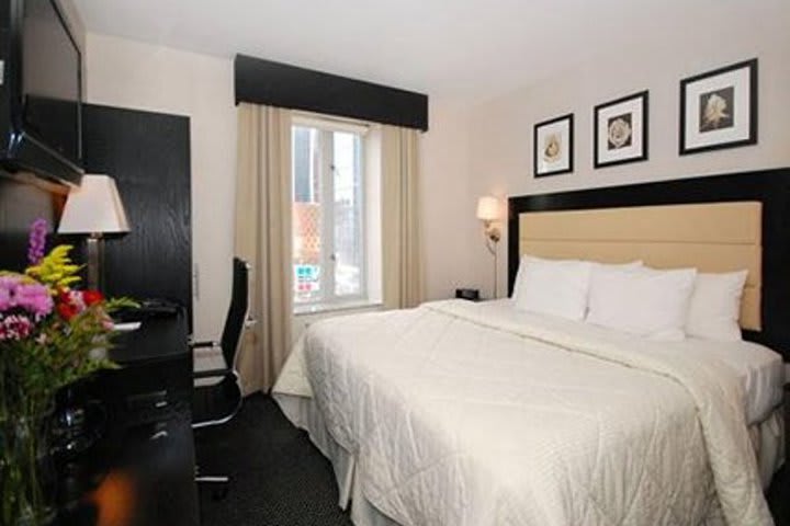 The guest rooms at the Comfort Inn Times Square South Area have work desk
