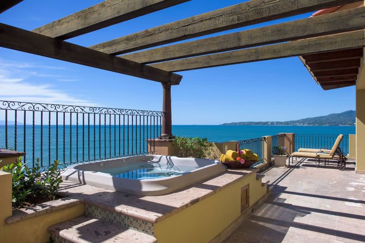 Terraza en una de las suites frente al mar